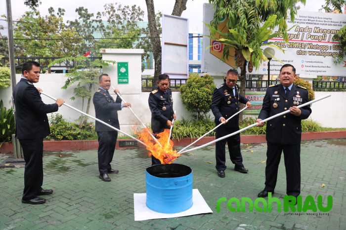 Sebanyak 717 unit HP dari Lapas se-Riau dimusnahkan dalam Peringatan hari Bakti Pemasyarakatan ke 59